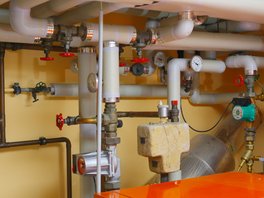 Rohrleitungen und Armaturen einer Heizungsanlage