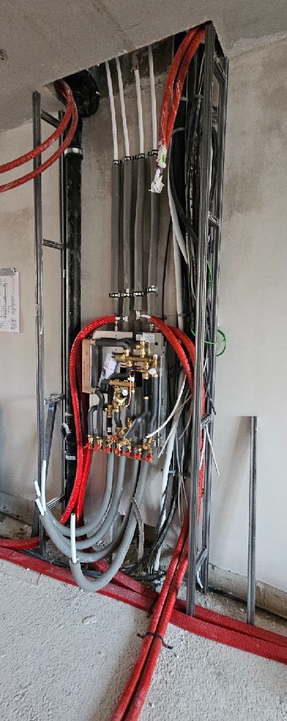 Installationsschacht mit Heizungs- und Sanitärleitungen