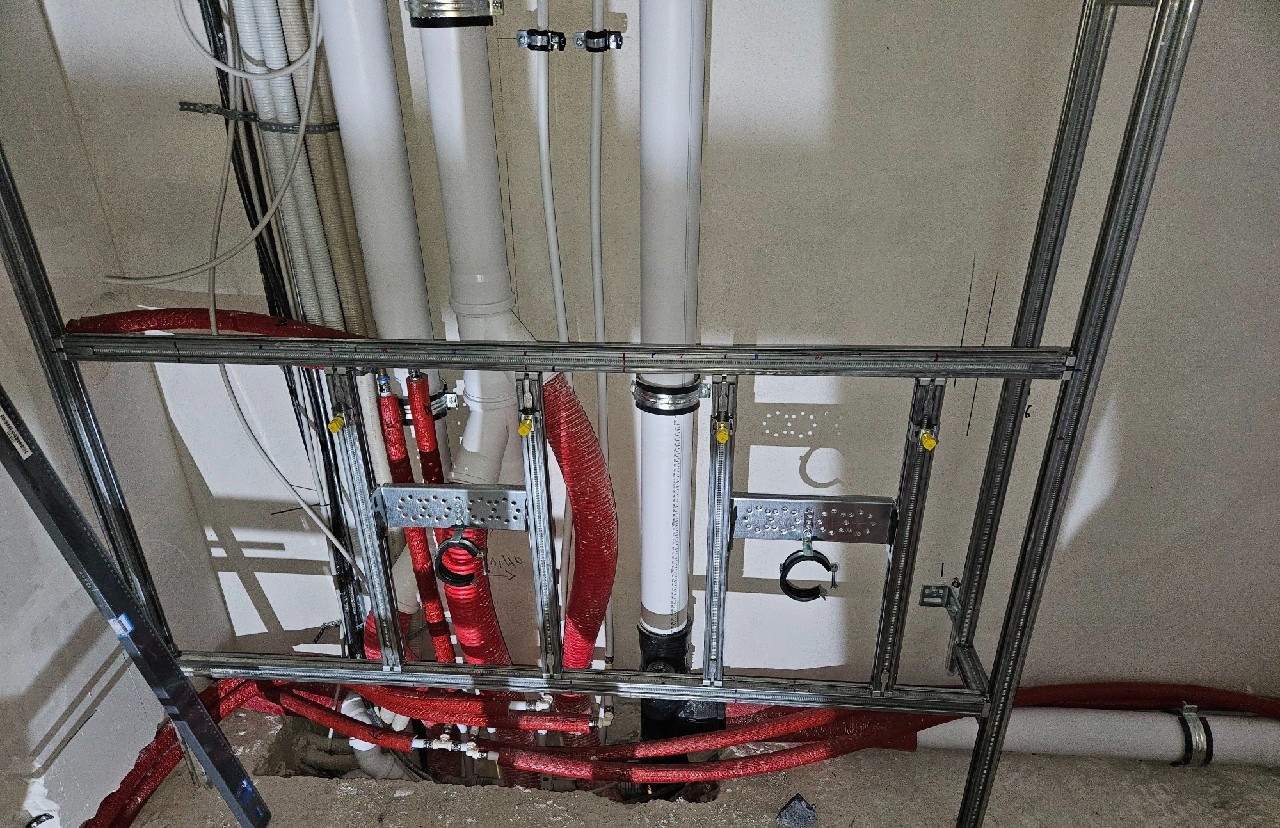 Vorwandinstallation mit Rohrleitungen im Rohbau
